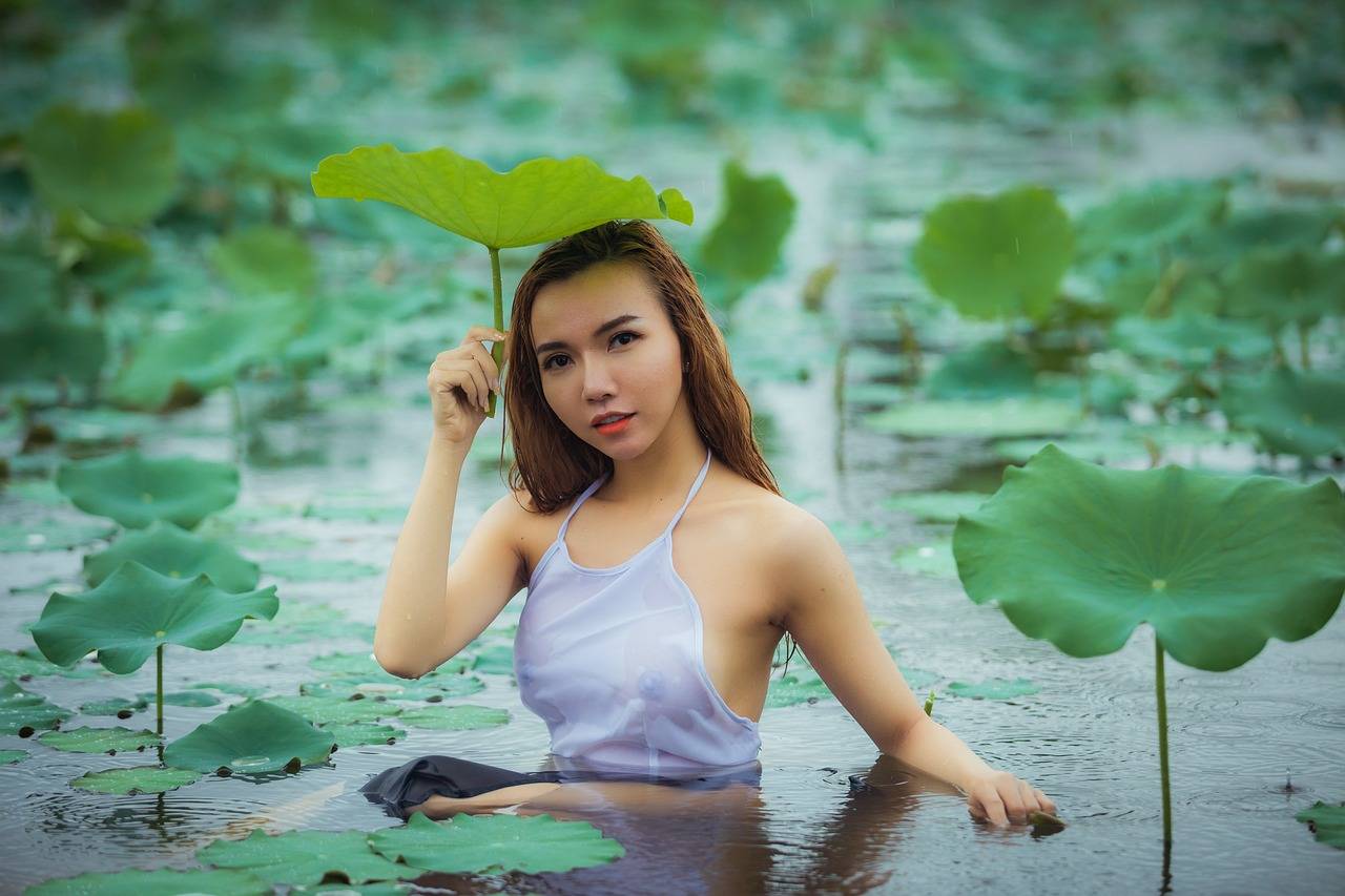 Fashion and Cultural Heritage: Traditional Garments in Modern Contexts